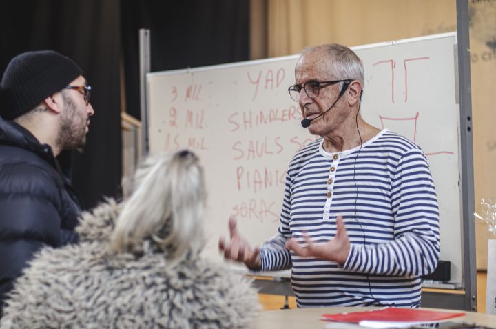 Gil Zukovsky i samtal med ett par studerande.